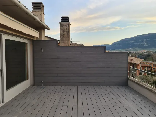 instalación de tarima exterior hogar en Sabadell - proceso de instalación mostrando técnica profesional