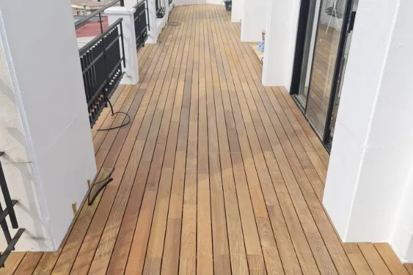 instalación de tarima exterior residencia en Gavà - acabado profesional