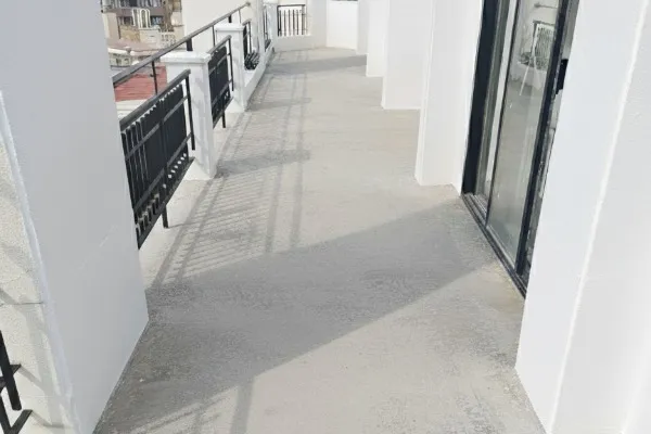 instalación de tarima exterior residencia en Gavà - antes de la reforma