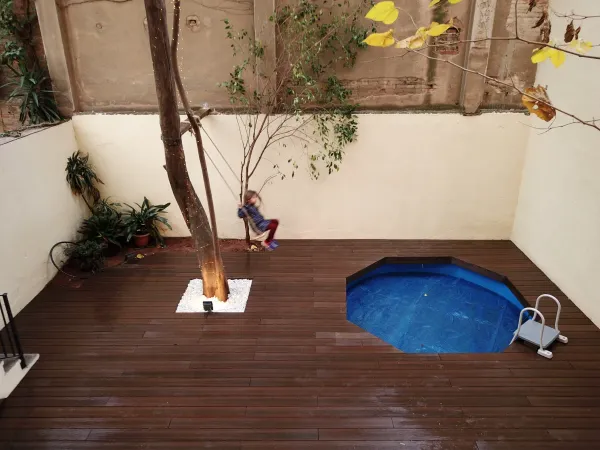 instalación de tarima exterior residencia en Sabadell - proceso de instalación mostrando proceso de trabajo