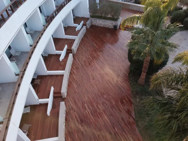 instalación de tarima exterior casa en Mataró - vista del proyecto mostrando técnica profesional