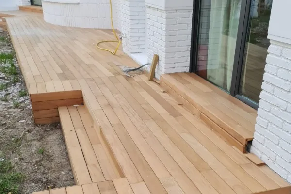 instalación de tarima exterior propiedad en Gavà - proceso de instalación mostrando proceso de trabajo