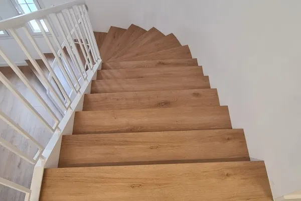 instalación de suelo laminado hogar en Sabadell - vista del proyecto mostrando proceso de trabajo