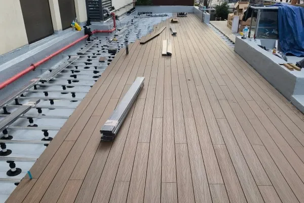 instalación de tarima exterior vivienda costera en Gavà - proceso de instalación mostrando técnica profesional