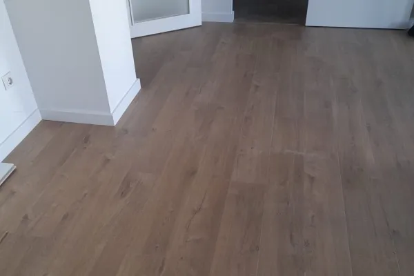 instalación de suelo laminado hogar en Sabadell - vista del proyecto mostrando técnica profesional
