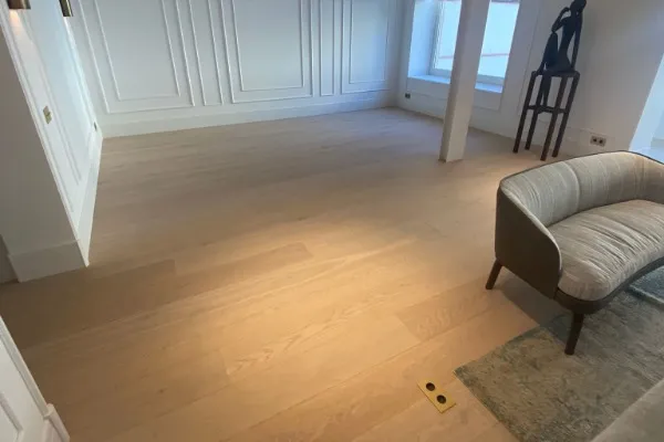 instalación de suelo laminado residencia en Sabadell - detalle de acabado mostrando técnica profesional