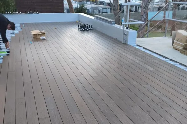 instalación de tarima exterior propiedad en Gavà - trabajo profesional mostrando técnica profesional