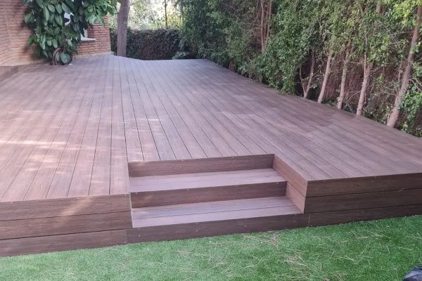 instalación de tarima exterior propiedad en Gavà - detalle de acabado mostrando materiales de calidad