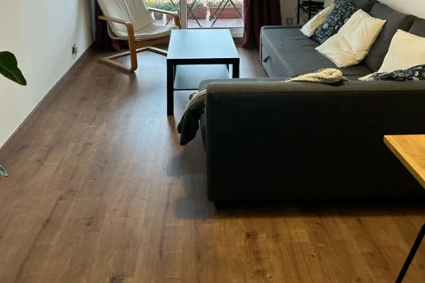 instalación de suelo laminado residencia en Sabadell - trabajo profesional mostrando materiales de calidad