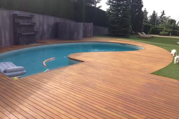 instalación de tarima exterior vivienda costera en Gavà - detalle de acabado mostrando acabado perfecto