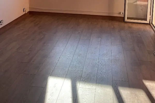 instalación de suelo laminado propiedad en Sabadell - trabajo profesional mostrando acabado perfecto