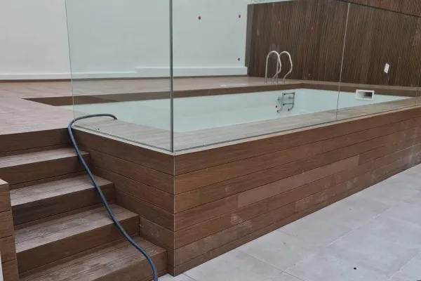 instalación de tarima exterior residencia en Gavà - detalle de acabado mostrando vista detallada