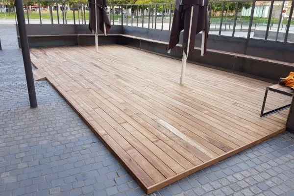 instalación de tarima exterior residencia en Gavà - vista del proyecto mostrando proceso de trabajo