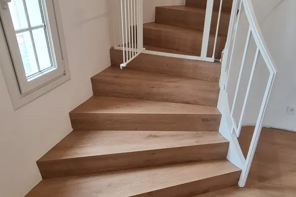 instalación de suelo laminado hogar en Sabadell - vista del proyecto mostrando proceso de trabajo