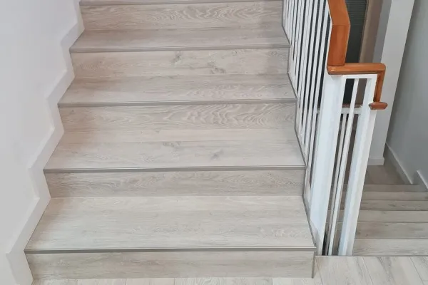 instalación de suelo laminado residencia en Sabadell - trabajo profesional mostrando técnica profesional