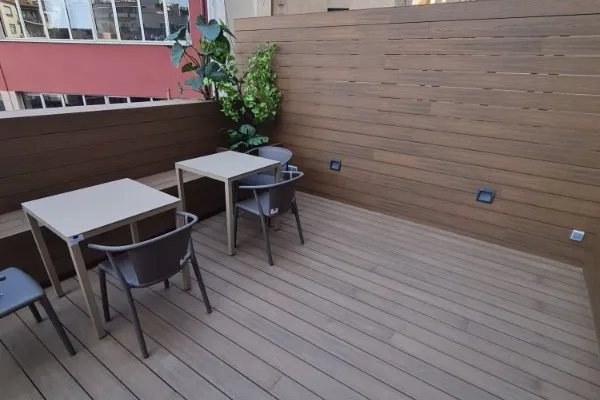 instalación de tarima exterior residencia en Gavà - vista del proyecto mostrando técnica profesional