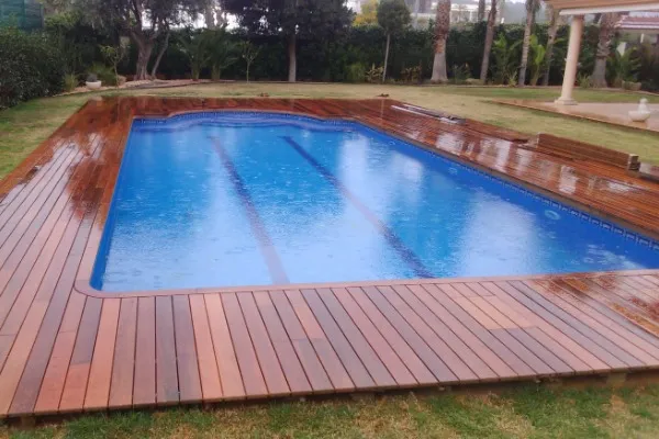 instalación de tarima exterior vivienda costera en Gavà - detalle de acabado mostrando materiales de calidad