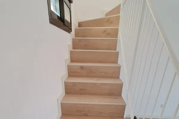 instalación de suelo laminado residencia en Sabadell - detalle de acabado mostrando materiales de calidad