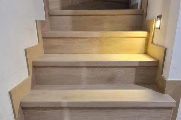 instalación de suelo laminado propiedad en Sabadell - proceso de instalación mostrando acabado perfecto