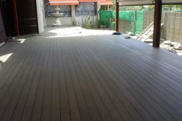 instalación de tarima exterior vivienda costera en Gavà - vista del proyecto mostrando acabado perfecto