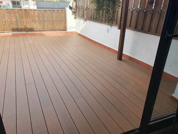 instalación de tarima exterior propiedad en Mataró - vista del proyecto mostrando materiales de calidad