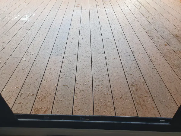 instalación de tarima exterior propiedad en Sabadell - detalle de acabado mostrando vista detallada