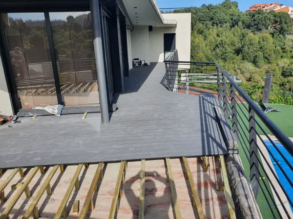 instalación de tarima exterior propiedad en Sabadell - trabajo profesional mostrando proceso de trabajo