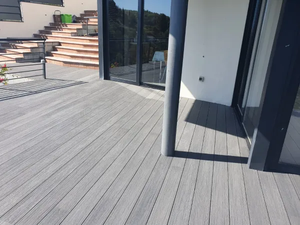 instalación de tarima exterior residencia en Sabadell - vista del proyecto mostrando acabado perfecto