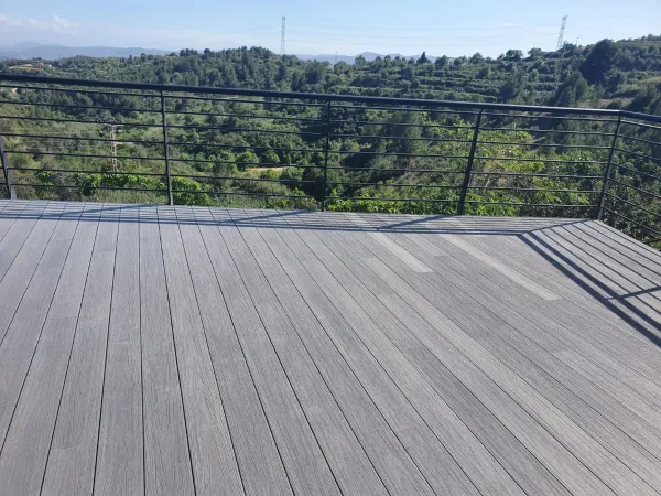 instalación de tarima exterior hogar en Ripollet - detalle de acabado mostrando acabado perfecto