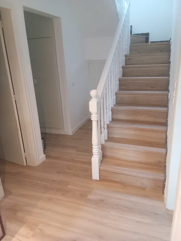 instalación de suelo laminado vivienda en Ripollet - vista del proyecto mostrando acabado perfecto