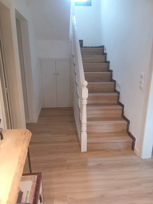 instalación de suelo laminado propiedad en Sant Cugat - trabajo profesional mostrando técnica profesional