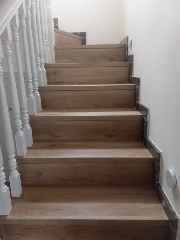 instalación de suelo laminado casa costera en Castelldefels - proceso de instalación mostrando acabado perfecto