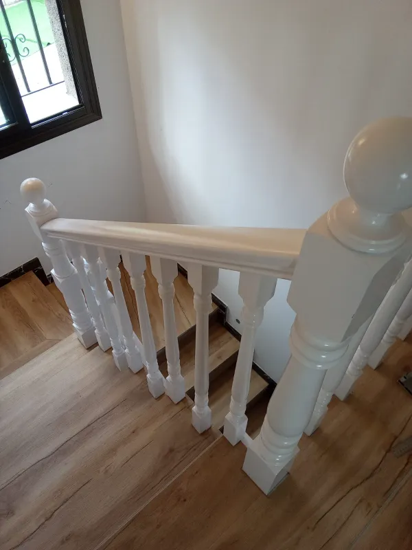 instalación de suelo laminado vivienda en Castelldefels - proceso de instalación mostrando materiales de calidad