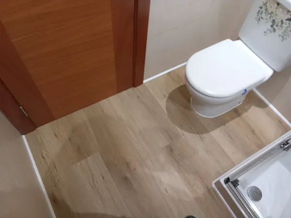 instalación de suelo laminado hogar en Ripollet - detalle de acabado mostrando acabado perfecto