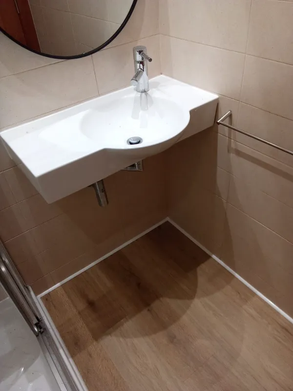 instalación de suelo laminado residencia en Sabadell - detalle de acabado mostrando materiales de calidad