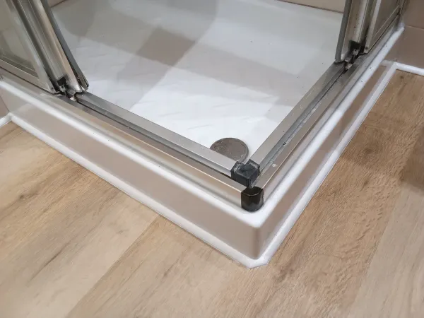 instalación de suelo laminado en instalacion suelo laminado - detalle de acabado mostrando vista detallada