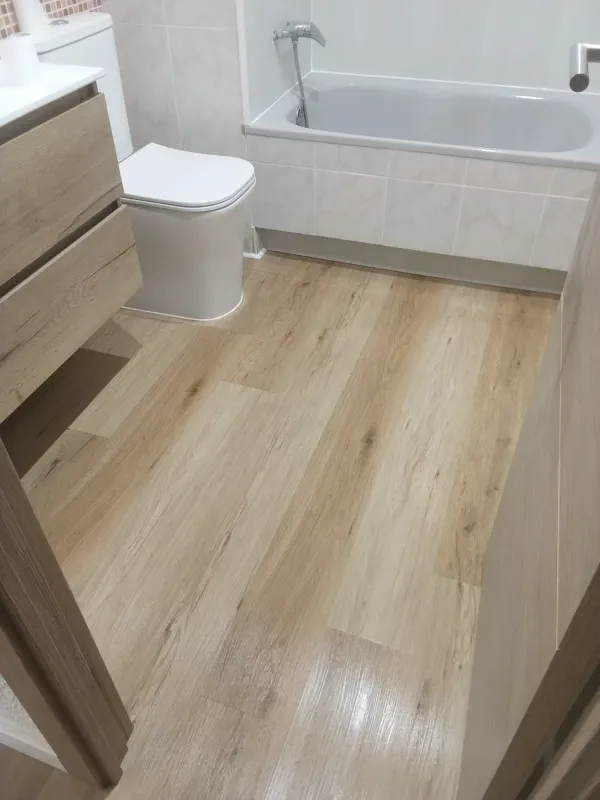 instalación de suelo laminado propiedad en Sant Cugat - vista del proyecto mostrando técnica profesional