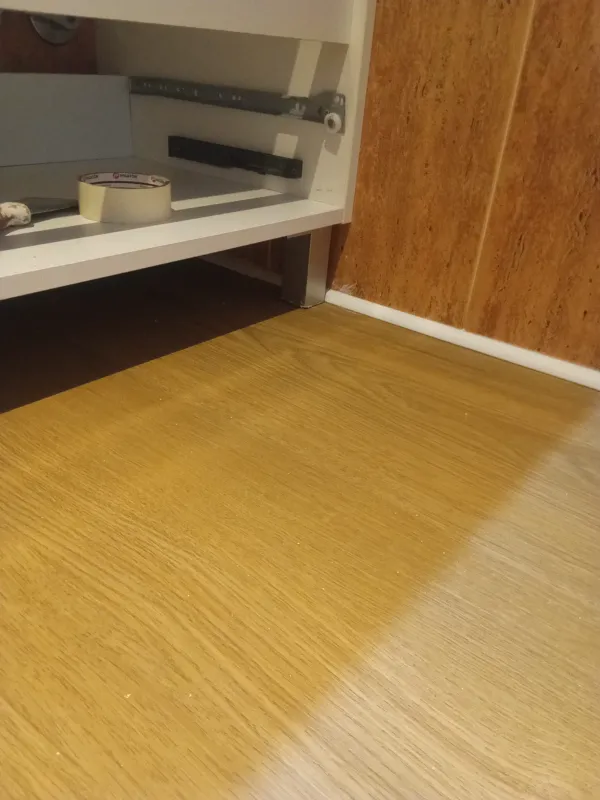 instalación de suelo laminado hogar en Sabadell - vista del proyecto mostrando materiales de calidad