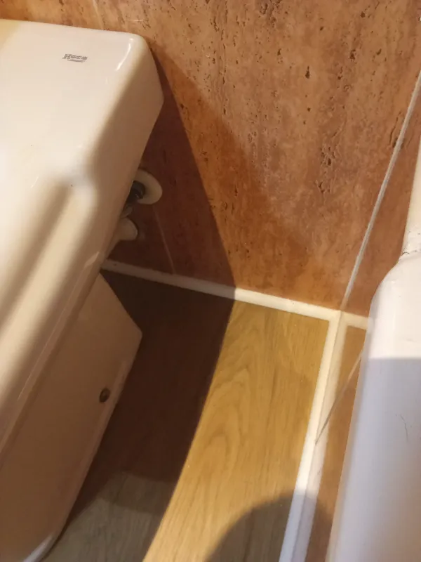instalación de suelo laminado vivienda en Ripollet - trabajo profesional mostrando materiales de calidad