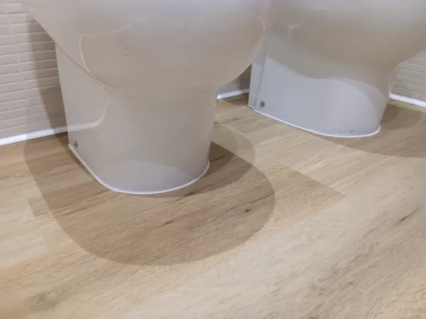 instalación de suelo laminado vivienda en Castelldefels - trabajo profesional mostrando técnica profesional