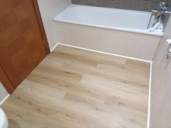 instalación de suelo laminado hogar en Ripollet - trabajo profesional mostrando proceso de trabajo