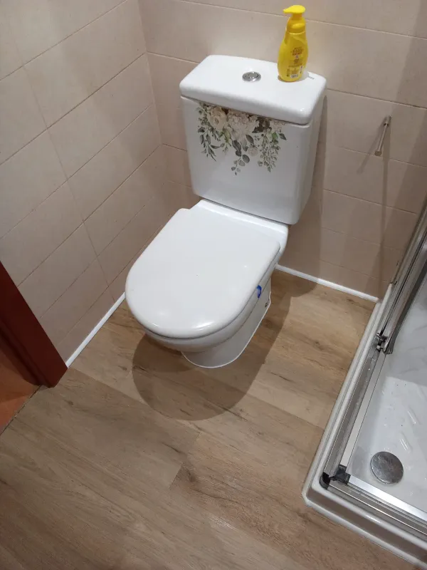 instalación de suelo laminado casa en Sant Cugat - proceso de instalación mostrando vista detallada