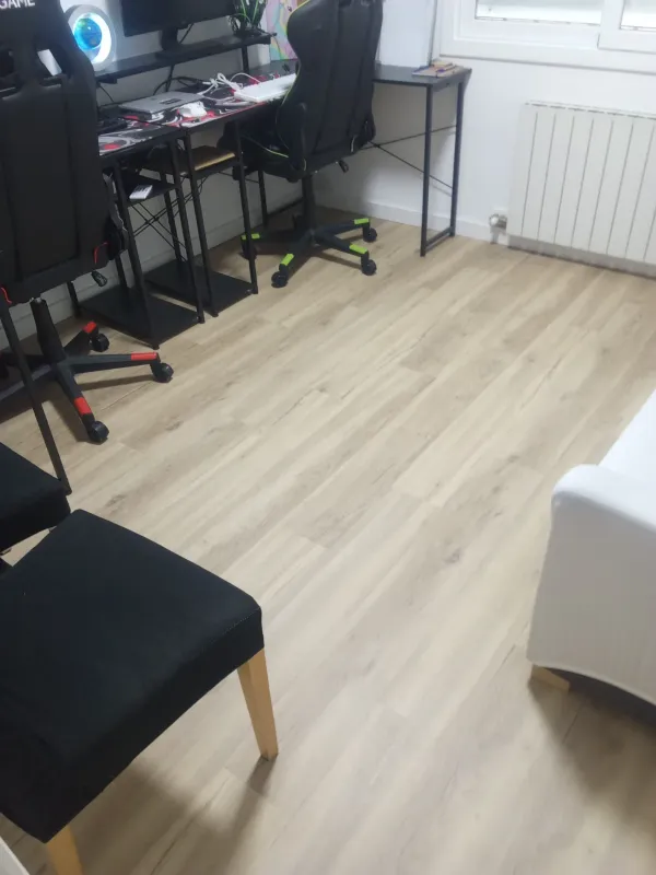 instalación de suelo laminado en instalacion suelo laminado - proceso de instalación mostrando materiales de calidad