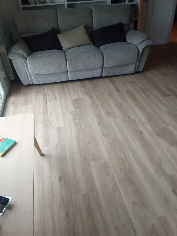 instalación de suelo laminado casa en Sant Cugat - trabajo profesional mostrando técnica profesional