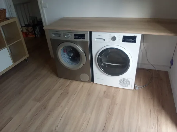 instalación de suelo laminado en instalacion suelo laminado - detalle de acabado mostrando proceso de trabajo