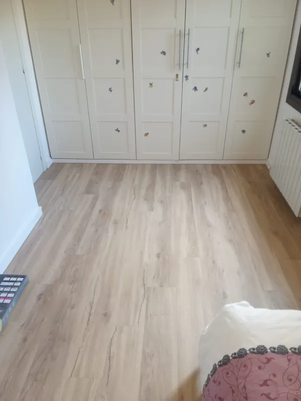 instalación de suelo laminado hogar en Ripollet - trabajo profesional mostrando técnica profesional