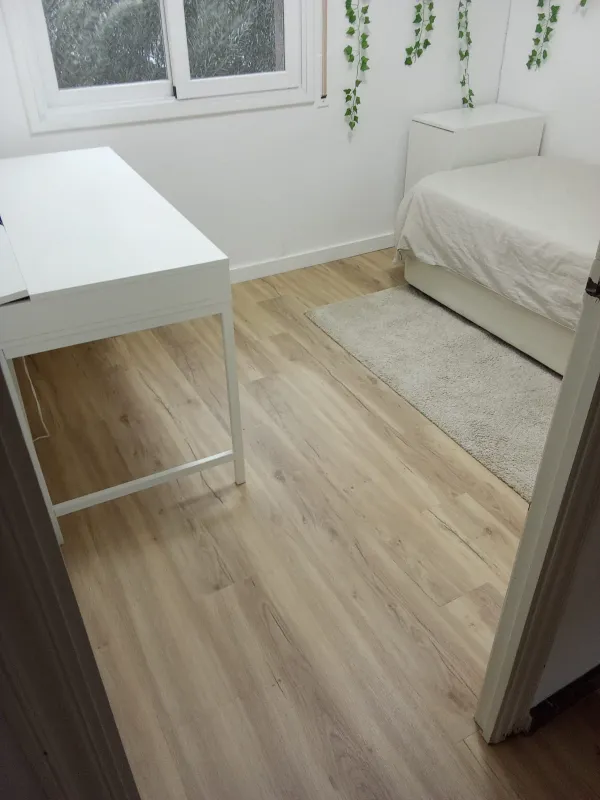 instalación de suelo laminado en instalacion suelo laminado - proceso de instalación mostrando acabado perfecto