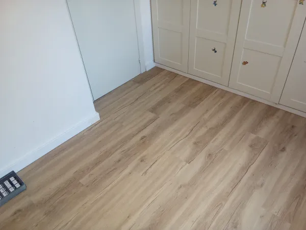 instalación de suelo laminado en instalacion suelo laminado - detalle de acabado mostrando materiales de calidad