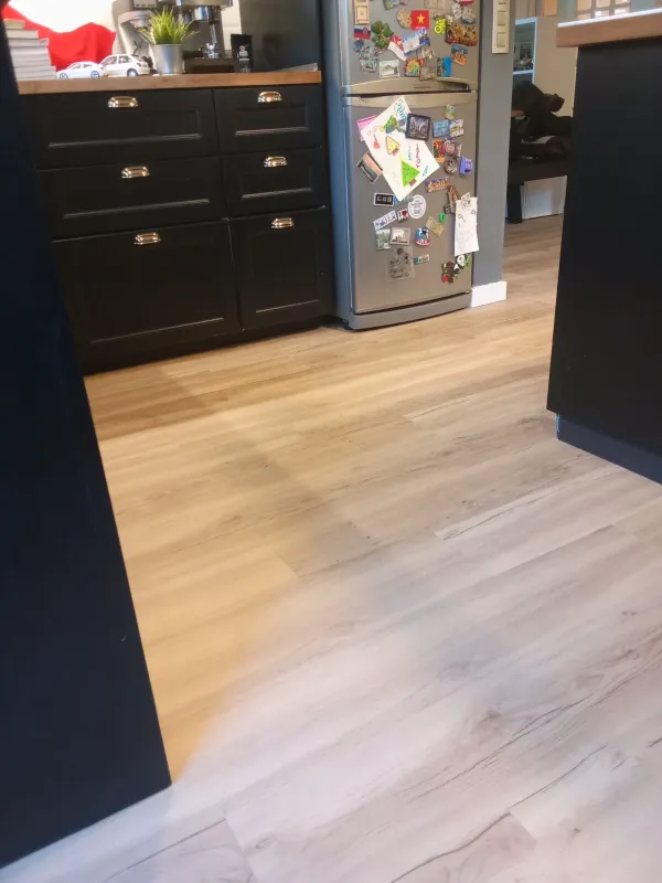 instalación de suelo laminado vivienda en Ripollet - detalle de acabado mostrando acabado perfecto
