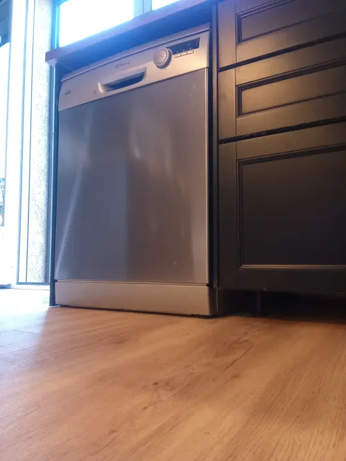 Instalación de suelo laminado en showroom y obra — 2